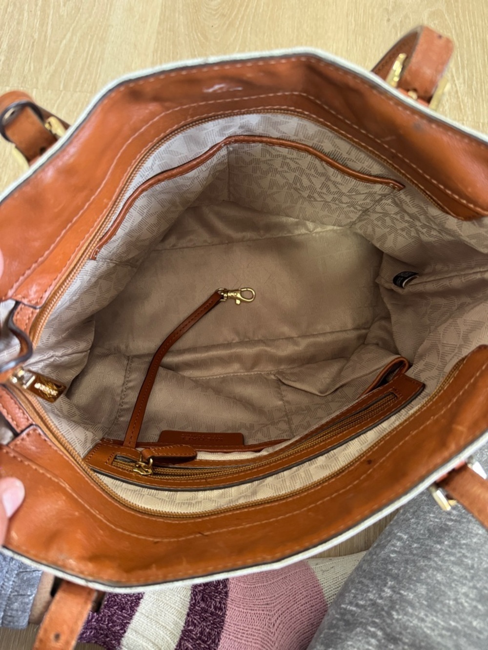 Michael Kors Signature MK Tote in Vanilla and Brown - Picture 4 of 8